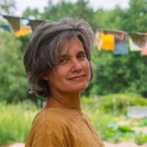 Experte couleur Cécilia Aguirre restauratrice du patrimoine textile, teinturière au naturel, enseignante et agricultrice
